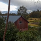 Utsikt från södra vindsrummet mot ladan och vägen