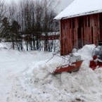 Snöhög utanför ladan