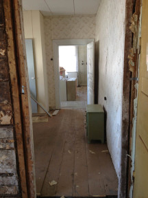 Det nygamla dörrhålet mellan gamla farstun och Selmas kammare. Längst bort finns norra kammaren. Till höger bakom dörrbladet, södra köket.