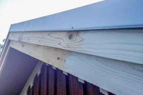 Vindskivorna får sin första strykning med linoljefärg.