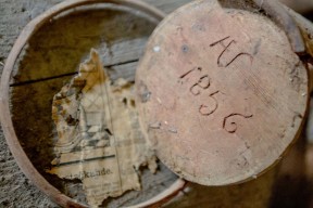 Delar av ett kärl från 1856 samt ett tidningsutklipp från en vägg med badrumsinpiration.