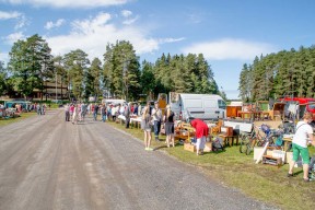 Första stoppet var bakluckeloppis.