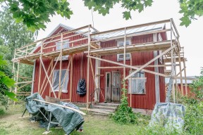 Så här ser vårt hus ut nu. Hela huset är sopat och klart för avslutande målning.
