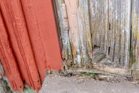 De nymålade brädorna gör att den trasiga dörren ser värre ut