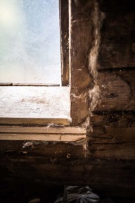 Noggrann drevning runt fönstret.