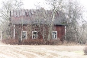 Ödehus med spåntaket täckt med plast.