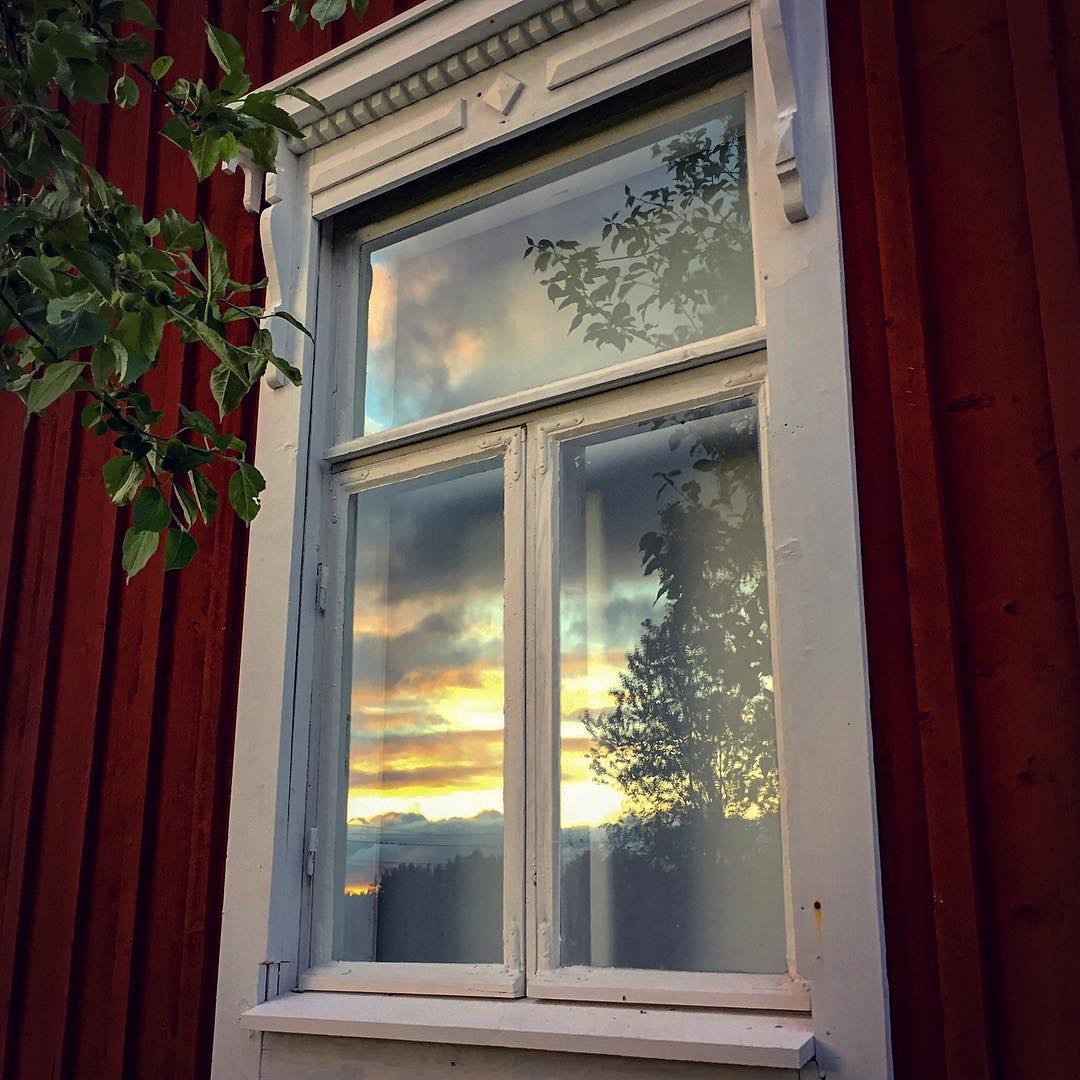 Solnedgång reflekteras i Nybondas fönster.